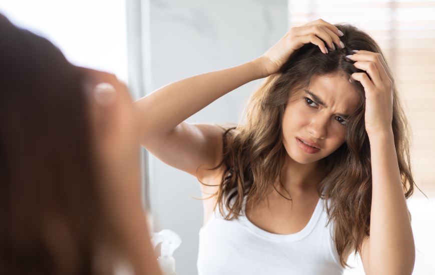 Dandruff vs Dry Scalp - Difference, Symptoms, & How to deal with it