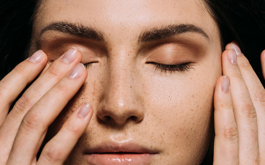 6 Simple Ways to Get Rid of Freckles at Home - The Henna Guys