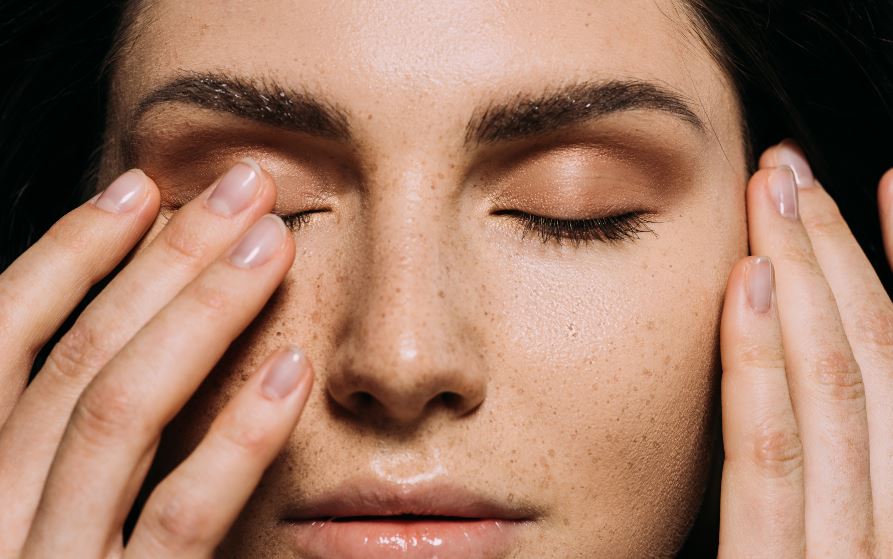 6 Simple Ways to Get Rid of Freckles at Home